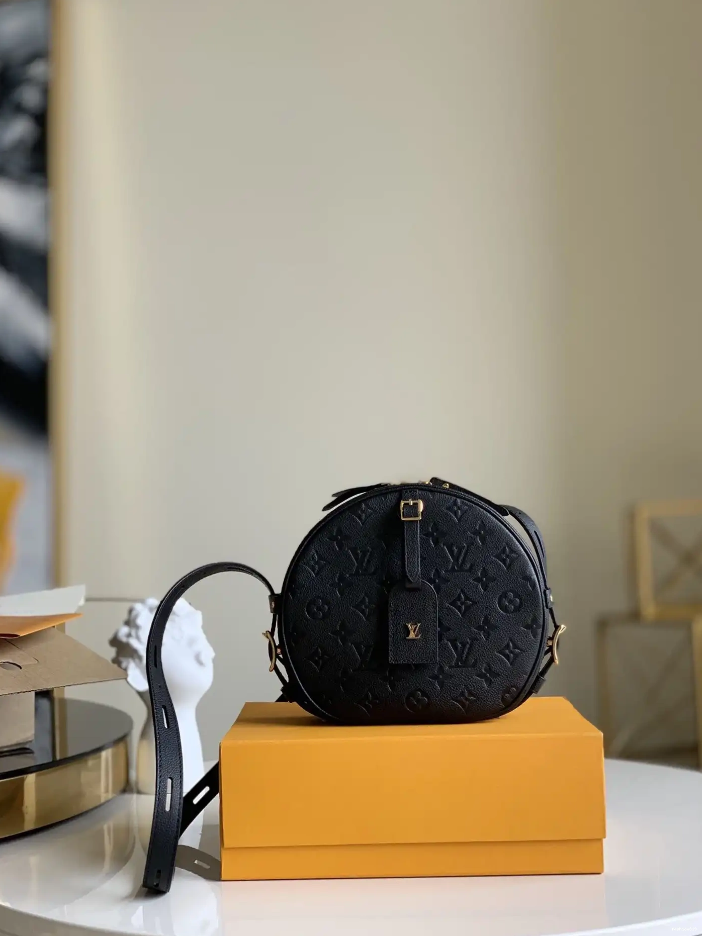 LOUIS CHAPEAU BOITE MM VUITTON SOUPLE 0412